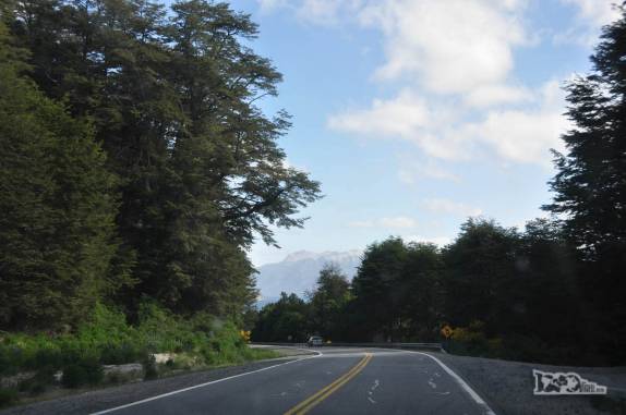 Aproximando-se de Villa La Angostura, trecho asfaltado da Ruta de Los 7 Lagos, no Parque Nacional Nahuel Huapi, na Argentina